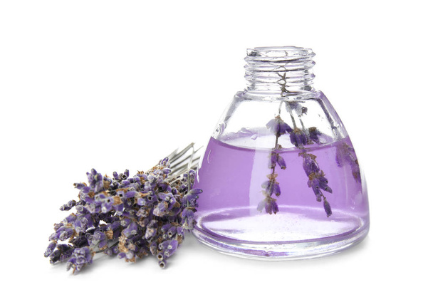 Fles met aromatische lavendelolie op witte achtergrond - Foto, afbeelding