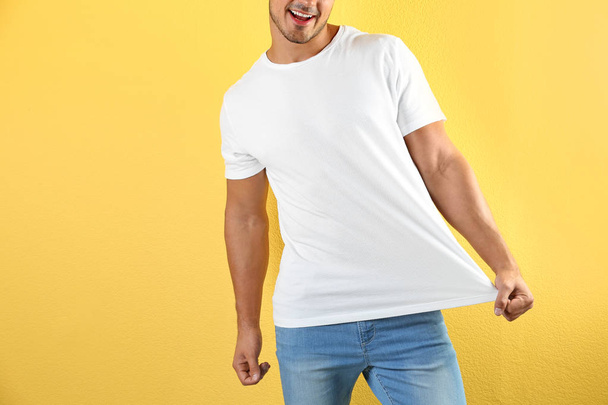Young man in t-shirt on color background. Mockup for design - Foto, Imagem