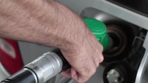 ガソリン ノズルを持っている男性の手 - 映像、動画