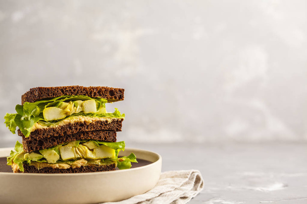 Vegan green sandwich with hummus, baked vegetables and avocado. Clen eting concept. - Foto, afbeelding