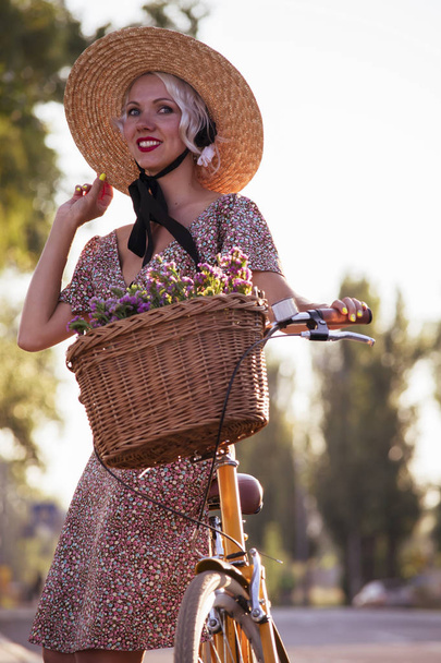 hezká dívka na koni na kole ve městě v létě - Fotografie, Obrázek