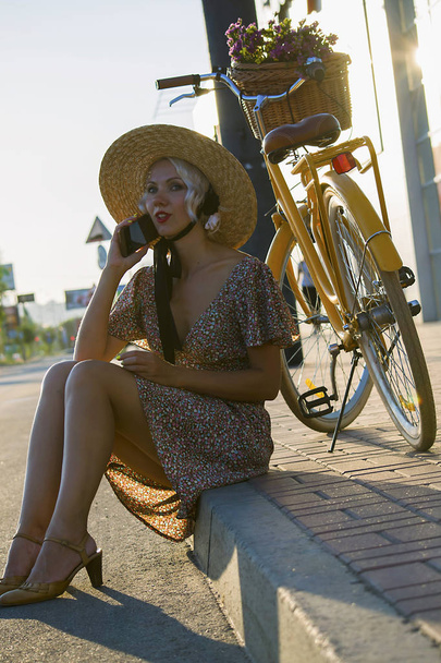 bella ragazza con il cellulare in bicicletta in città in estate
 - Foto, immagini