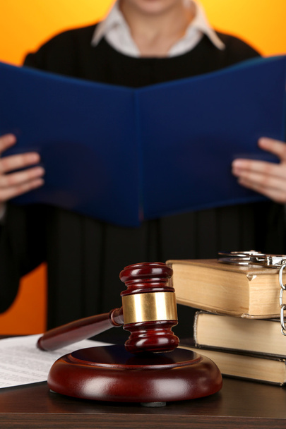 δικαστής Διαβάστε ετυμηγορία σε πορτοκαλί φόντο - Φωτογραφία, εικόνα