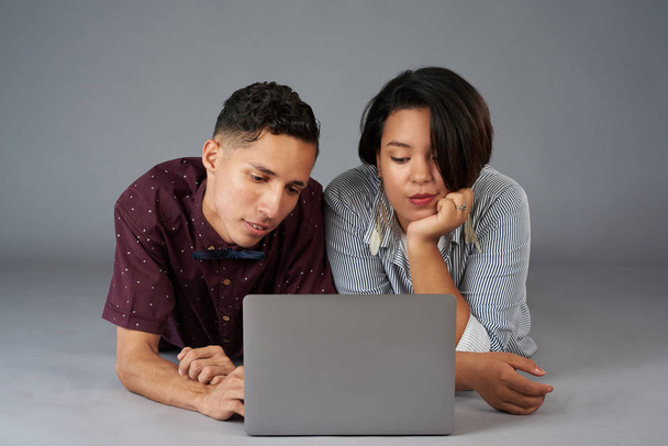 gelangweiltes junges Paar schaut Film auf Laptop - Foto, Bild