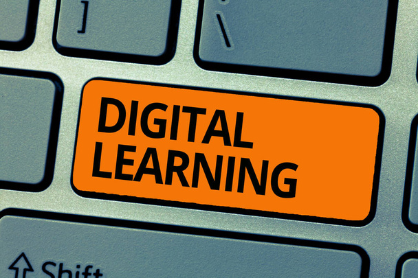 Pisanie tekstu Digital Learning. Koncepcja biznesowa towarzysząca technologii lub praktyce instruktażowej - Zdjęcie, obraz
