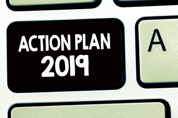 Schrijven van notitie weergegeven: actieplan 2019. Zakelijke foto presentatie om te doen lijst bevatten aantal dingen gedaan worden volgend jaar - Foto, afbeelding