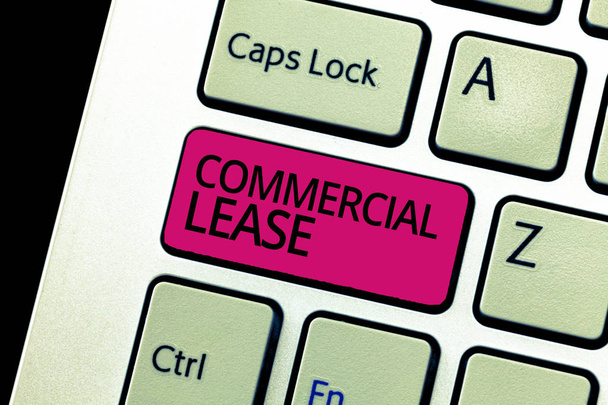 Znak tekstowy przedstawiający Commercial Lease. Fotografia koncepcyjna odnosi się do budynków lub gruntów przeznaczonych do generowania zysków - Zdjęcie, obraz