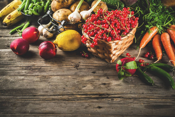 Lato świeżych owoców, jagód i warzyw na tło rustykalne drewniane - Zdjęcie, obraz