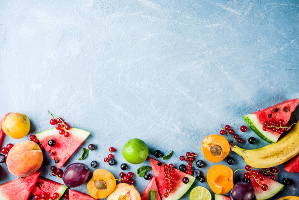 Nyári vitamin élelmiszerek fogalmát, különböző gyümölcsök és bogyók görögdinnye őszibarack menta szilva sárgabarack blueberry ribizli, kreatív lapos feküdt a világoskék háttér felülnézet másol hely - Fotó, kép
