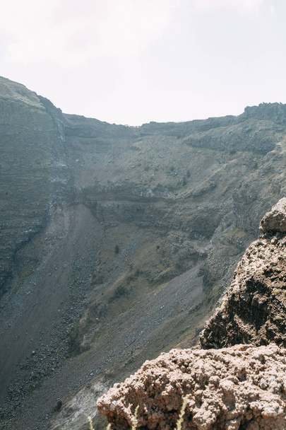 Вулкан Везувий в Италии. Вершина горы, вид на кратер и окрестности. Вид сверху, ниже - Феллес и Померанц. Природа вокруг вулкана
 - Фото, изображение