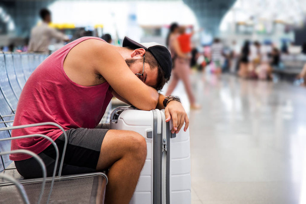 uomo che dorme in attesa di trasporto sulla stazione ferroviaria - Foto, immagini