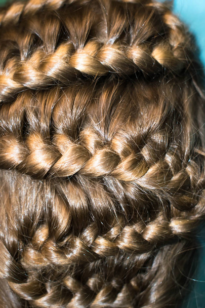 ξανθό πολύ ανοιχτό μαλλιά πλεξούδες πλεξίδες πλεγμένες με τη μορφή της ένα φίδι κομμωτήριο κόμμωση για το σχεδιασμό του φόντου - Φωτογραφία, εικόνα