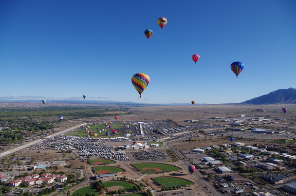 ALBUQUERQUE - 08 DE OCTUBRE: Una ascensión masiva de globos vistos desde el aire en la 40ª edición de la Fiesta Internacional del Globo de Albuquerque celebrada en octubre de 2011
. - Foto, Imagen