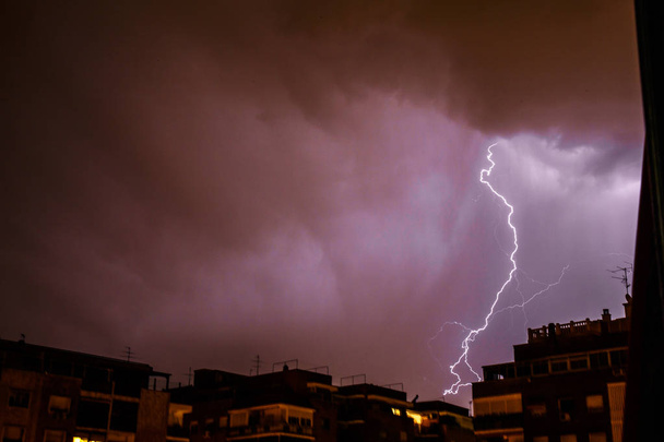 Thunderbolt cade in una notte tempestosa in città
.  - Foto, immagini