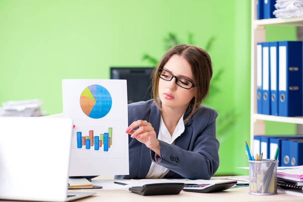 Žena finanční manažerka prezentující graf sedí v o - Fotografie, Obrázek