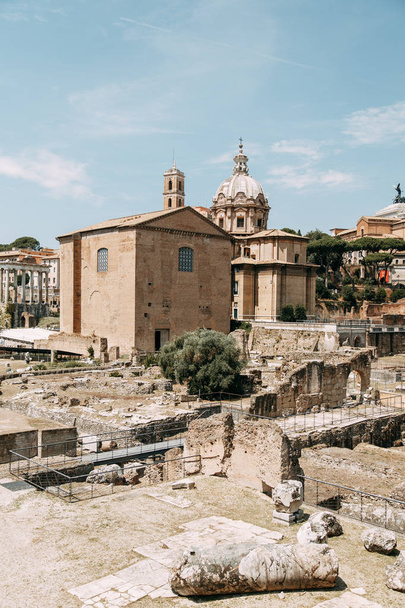Rooman arkkitehtuuri ja italialainen tyyli stukkoina. Vanhan kaupungin nähtävyyksiä, turistikohteita. Katutaide, maailmanperintö. Valon ihme. Veistetyt pylväät ja pääkaupungit. Muinainen rakenne
 - Valokuva, kuva