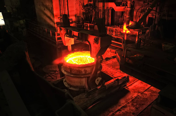 planta metalúrgica de la industria pesada produce acero en busket de la estufa
 - Foto, Imagen