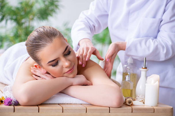 Donna durante la sessione di massaggio in spa - Foto, immagini
