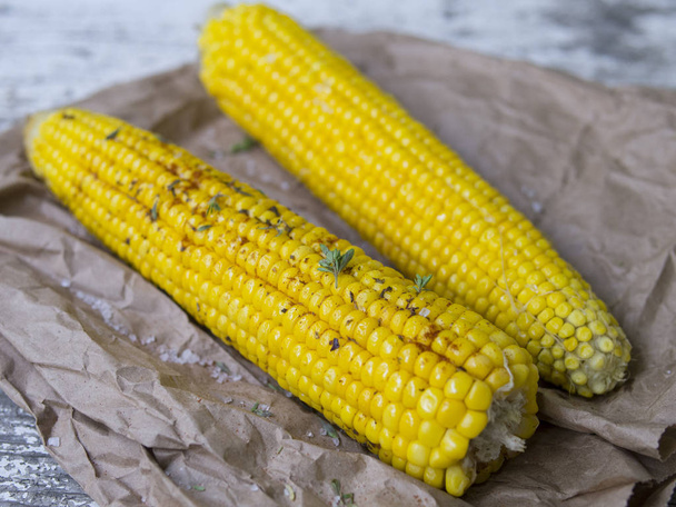 Grilled corns with salt and herbs - Foto, imagen