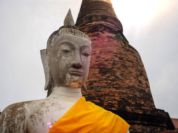 Gros plan de la statue de Bouddha visage avec une expression pacifique
. - Photo, image