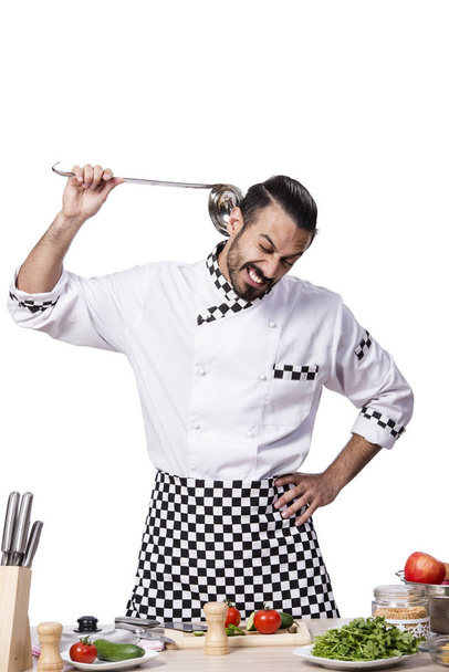 Grappige mannelijke kok geïsoleerd op de witte achtergrond - Foto, afbeelding