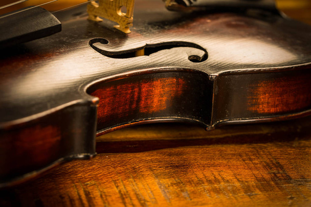 Παλιά βιολί σε στυλ vintage σε ξύλο φόντο - Φωτογραφία, εικόνα