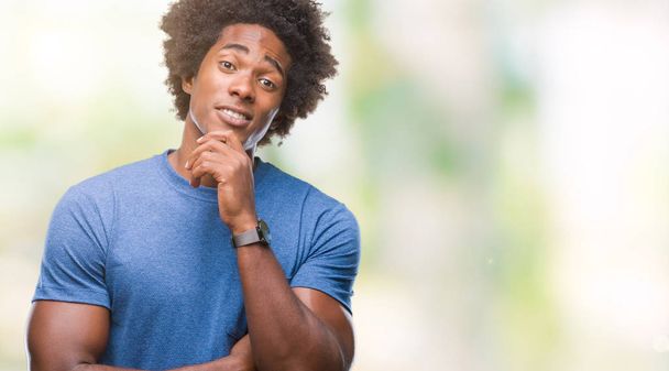 Afro-amerikai ember feletti elszigetelt háttér gondolkodás látszó fáradt, és unatkozni a depresszió problémák karokkal. - Fotó, kép