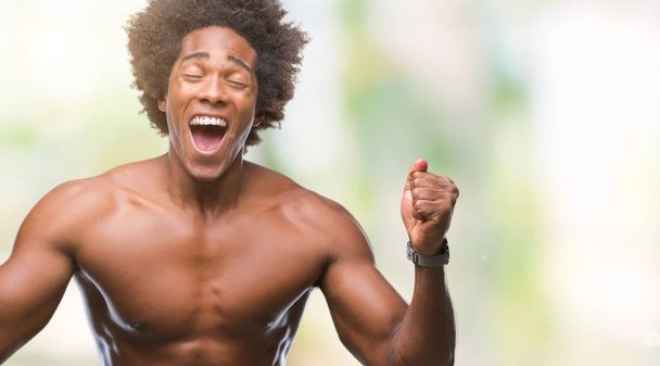 Afro-amerikai félmeztelen férfi mutatja meztelen test felett elszigetelt háttér ünnepli, őrült és őrült siker karokkal emelt és zárt szemek sikoltozik izgatott. Győztes koncepció - Fotó, kép