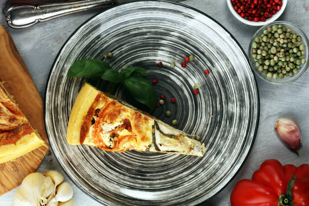 Домашнее сырное яичное пирожное на завтрак со шпинатом и помидорами, луком и цуккини
 - Фото, изображение