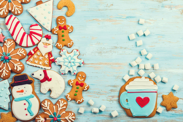 Assortiti biscotti di Natale fatti in casa su uno sfondo di legno blu
 - Foto, immagini