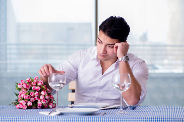 Handsome man alone in restaraunt on date - Φωτογραφία, εικόνα