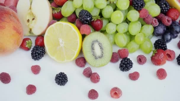 Kauniita marjoja ja hedelmiä valkoisella taustalla. Sulje terveellistä ruokaa. 4K
 - Materiaali, video