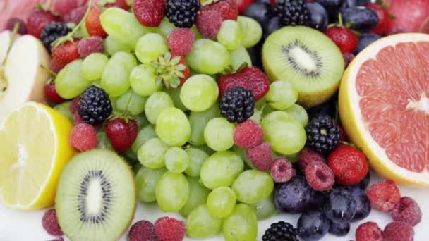Красиві змішані ягоди та фрукти на білому тлі. Близько здорової їжі. 4-кілометровий
 - Кадри, відео