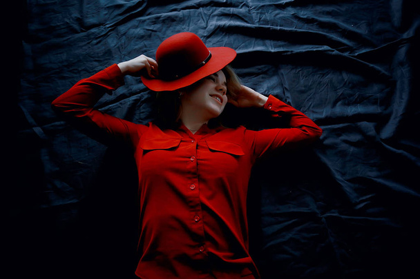 ελκυστική νεαρή ξανθιά γυναίκα φοράει κόκκινα ρούχα και κόκκινο καπέλο   - Φωτογραφία, εικόνα