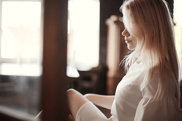 portrét Krása Roztomilé blondýna mladá žena v bílých šatech - Fotografie, Obrázek