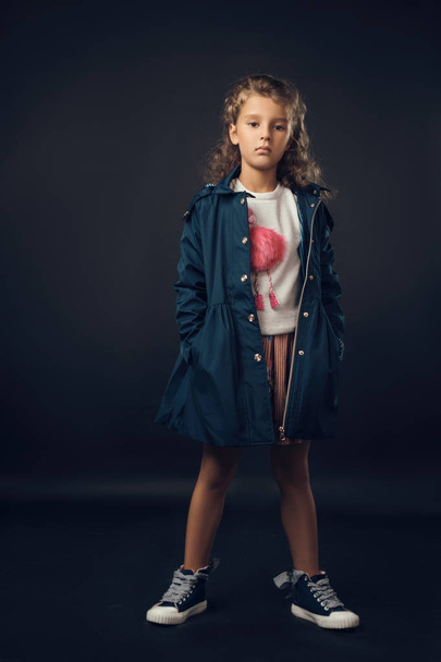 lány pózol őszi ruhákat a stúdióban - Fotó, kép