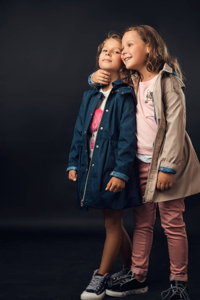 дівчата позують в осінньому одязі в студії
 - Фото, зображення