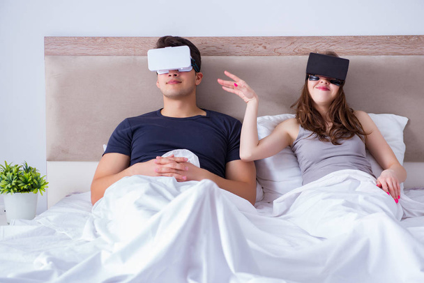 Дружина і чоловік з окулярами віртуальної реальності в ліжку
 - Фото, зображення