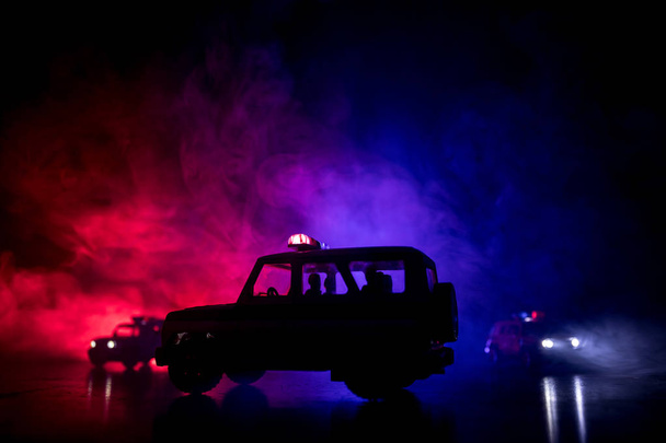 Los coches de policía por la noche. Coche de policía persiguiendo un coche por la noche con niebla de fondo. 911 Emergencia respuesta coche de policía exceso de velocidad a la escena del crimen. Enfoque selectivo - Foto, imagen