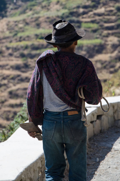 Bir bıçakla yürüyüş şapkalı yaşlı çiftçi Close-up - Fotoğraf, Görsel