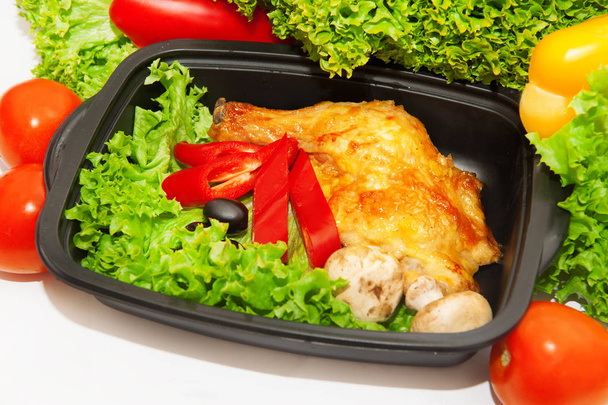 Chicken with lettuce and vegetables in lunchbox - Фото, изображение
