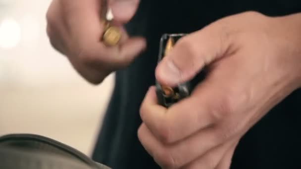 Cartridges. Handen laden cartridges in een houder - Video