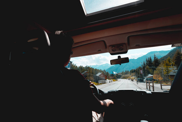Ένα άτομο οδήγηση campervan στον επαρχιακό δρόμο, θέα από το εσωτερικό, παρμπρίζ οχήματος εσωτερικό, τονισμένο παλιάς χρονολογίας  - Φωτογραφία, εικόνα