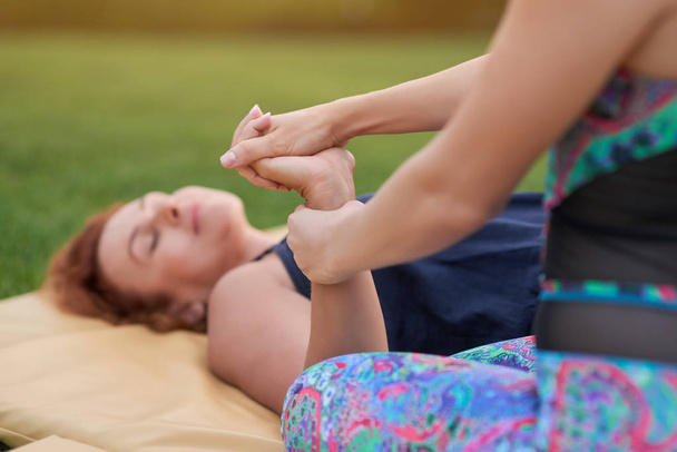 Розтягування зап'ястя, тайський масаж
. - Фото, зображення