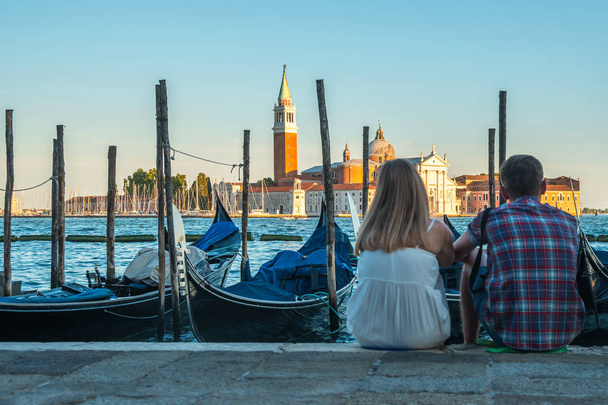 пара туристи сидять по каналу з гондоли у Венеції, Італія. - Фото, зображення