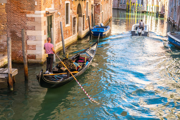 Гондола в узких каналах Венеции, Италия
. - Фото, изображение
