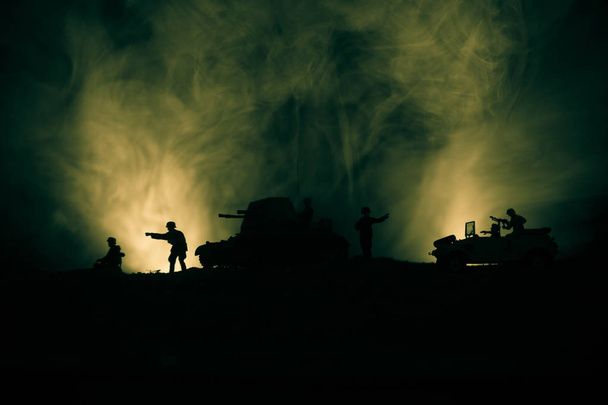 Savaş Konsepti. Savaş sisli gökyüzü arka planında askeri siluetler gece vakti Bulutlu Gökyüzünün altında Alman Tankları siluetleri. Saldırı sahnesi. Zırhlı araçlar. Tanklar savaşıyor - Fotoğraf, Görsel