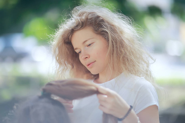 fiatal gyönyörű nő, göndör haj romantikus portréja - Fotó, kép