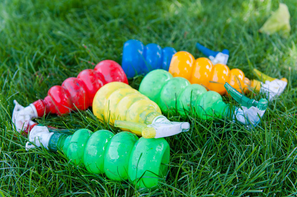 Crianças jardim pulverizadores multicoloridos na grama
 - Foto, Imagem