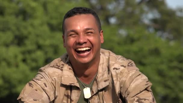 迷彩柄を身に着けているヒスパニック系の男性兵士を笑ってください。 - 映像、動画